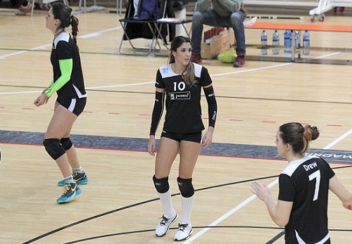 Video: Bà xã của Rodriguez đẹp hút mắt ở đội bóng chuyền Real